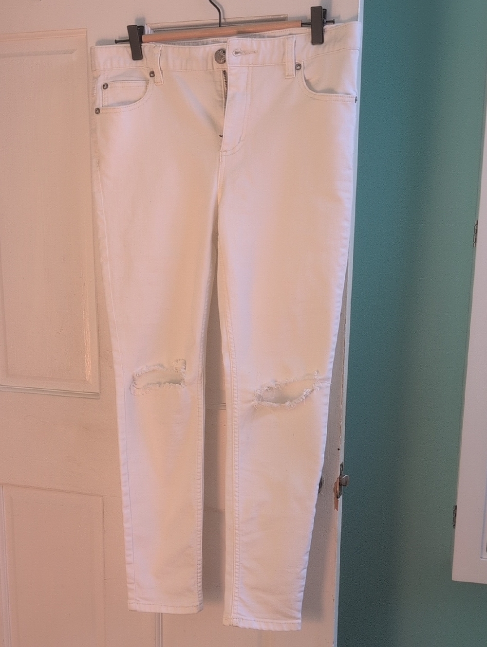 NWOT Free People White Jeans with Knee Distress